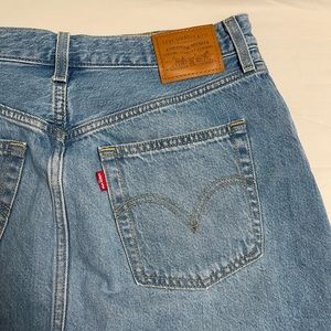 LEVI’S RIBCAGE SHORT SIZE 29